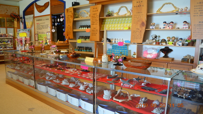 鯊魚黑幫農漁特產專賣店