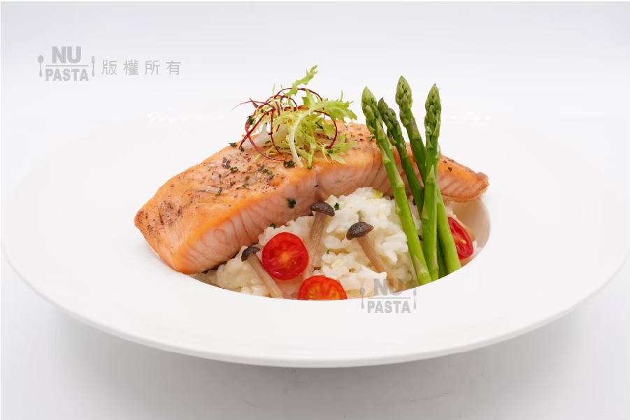 306奶香嫩煎鮭魚排佐蘆筍