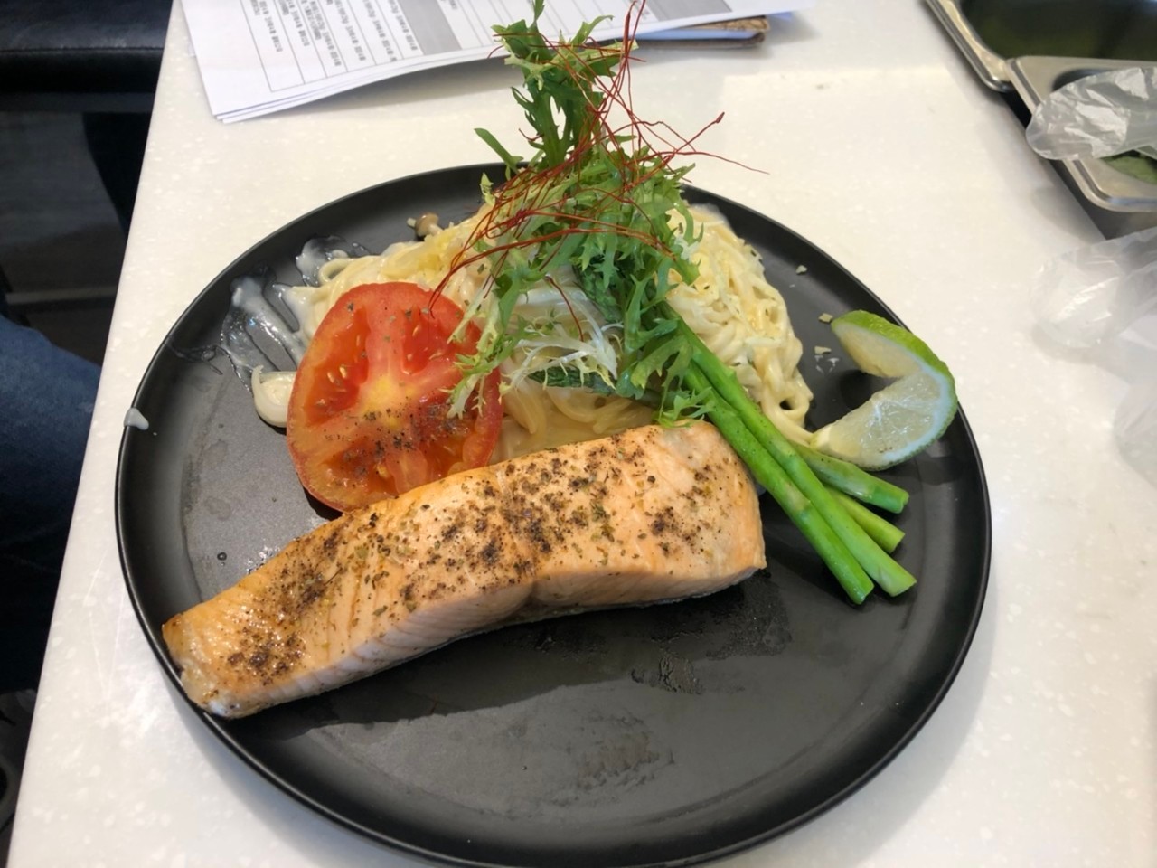 206奶香白醬嫩煎鮭魚排佐蘆筍套餐